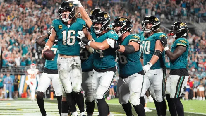 Jugadores de los Jacksonville Jaguars celebrando un touchdown durante un partido.