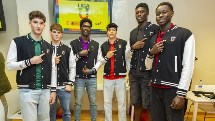 Grupo de jugadores jóvenes de la Liga U posando juntos durante el acto de presentación oficial.