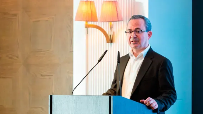 Juio César Nieto, presidente de ACIE, en una conferencia sobre el sistema eléctrico desde un atril