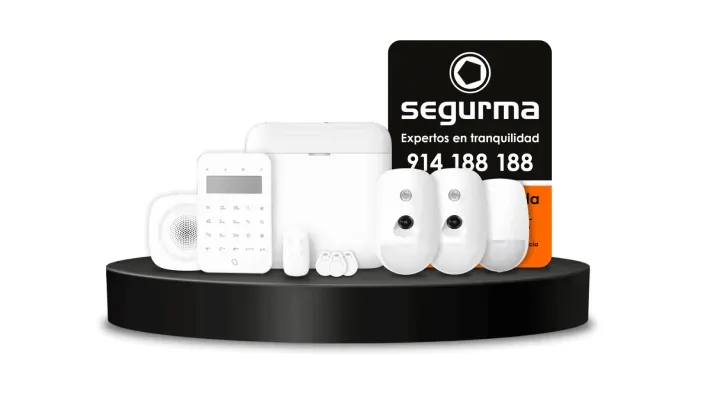 Kit de alarma para el hogar de la empresa de seguridad Segurma, con todos sus componentes y la placa disuasoria.