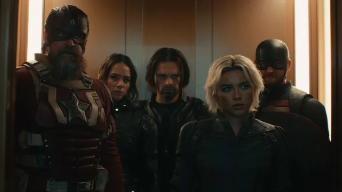 El equipo de los Thunderbolts de Marvel con Yelena Belova, Soldado de Invierno y Guardián Rojo en un ascensor.