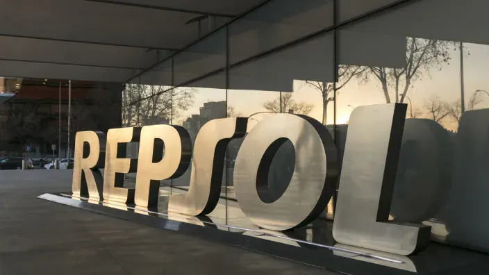 Letras de Repsol en la fachada acristalada de un edificio