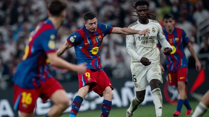 Disparo a portería de Lewandoski durante un partido entre Barcelona y Real Madrid