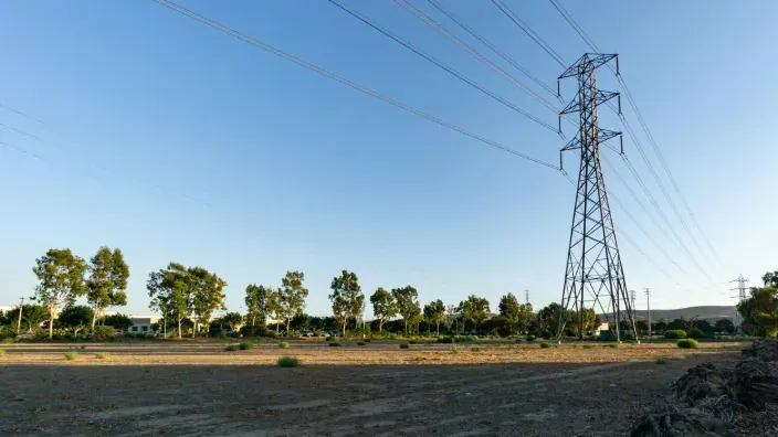 Torre de alta tensión en un entorno rural que forma parte de la red eléctrica de transporte.