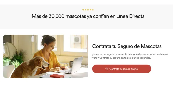 Web de Línea Directa para contratar el seguro de mascotas online con una mujer y su perro frente al ordenador portátil.