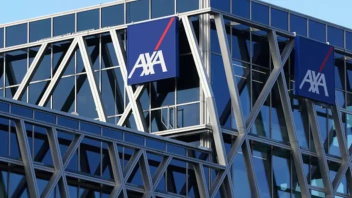 Fachada de un edificio corporativo de la compañía aseguradora internacional AXA, con su logo en varios carteles.