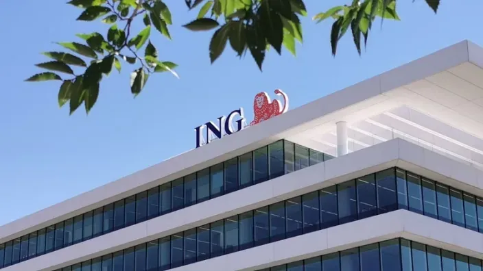 Fachada de un edificio corporativo del banco ING con su logo y su icónico león naranja en la azotea.