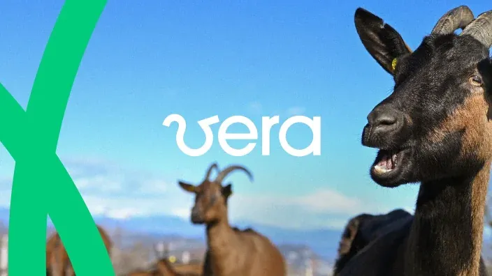 Logo de Vera, la teleco catalana para el ámbito rural, con unas cabras de fondo.