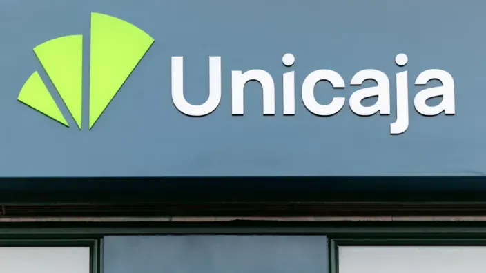 Rótulo con el logo del banco Unicaja en la fachada de una de sus oficinas o sucursales bancarias.