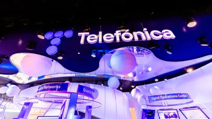 Logo de Telefónica iluminado en el último Mobile World Congress.