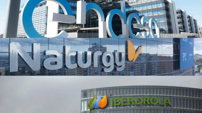 Montaje con los logotipos de Endesa, Naturgy e Iberdrola sobre edificios corporativos