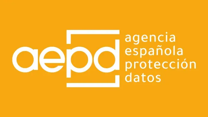 Logotipo de la Agencia Española de Protección de Datos sobre fondo naranja