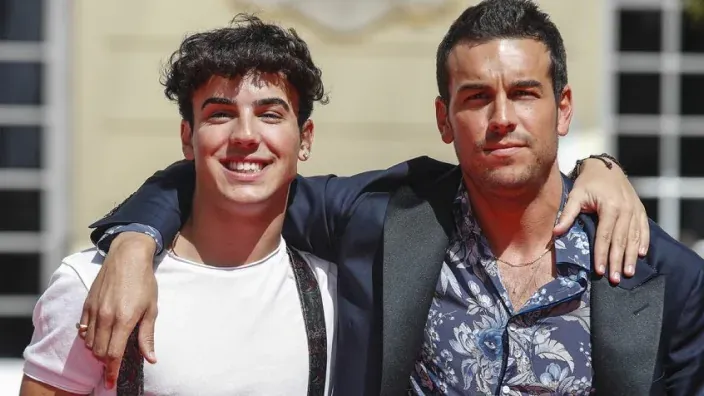 Los actores Mario Casas y su hermano Óscar Casas posando juntos en una alfombra roja.