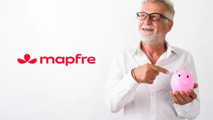 Hombre mayor sonriente señalando una hucha cerdito rosa junto al logotipo rojo de Mapfre.