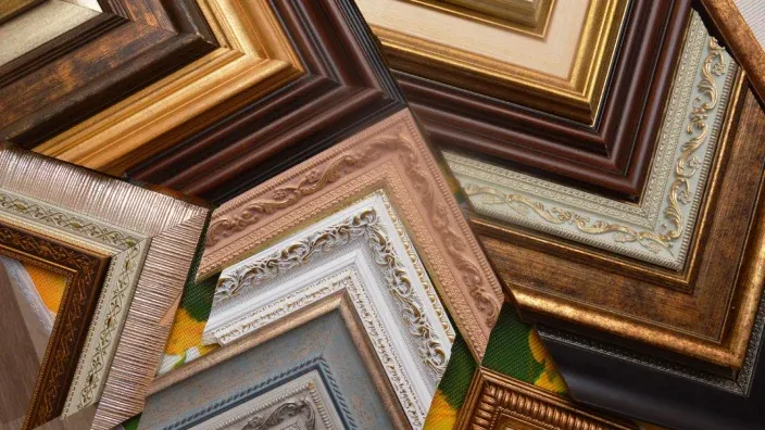 Conjunto de marcos de cuadros apilados con distintos colores y acabados