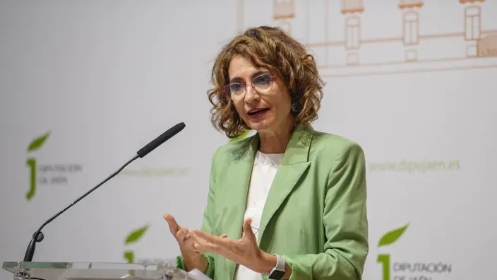 Entrada de una oficina de la Agencia Tributaria con el logotipo oficial visible en el acceso al área de atención al público.