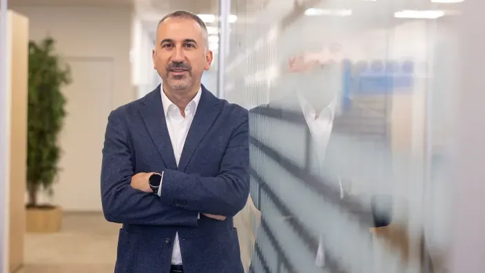 Marius Varzaru, CEO de DIGI, posando en una oficina moderna.