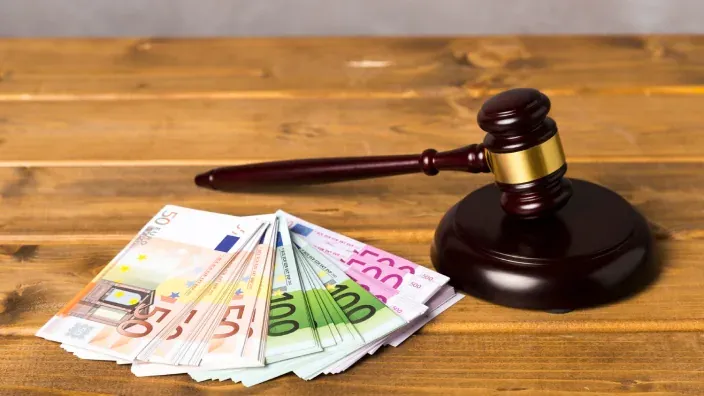 Mazo de juez y billetes de euro.