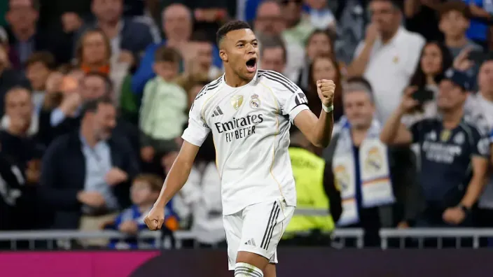 Kylian Mbappé, del Real Madrid, celebrando un gol en el estadio Santiago Bernabéu ante la afición.