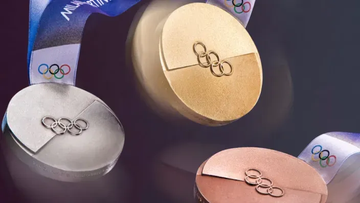 Medallas de oro, plata y bronce de los Juegos Olímpicos de Invierno Milano Cortina 2026 con el símbolo olímpico