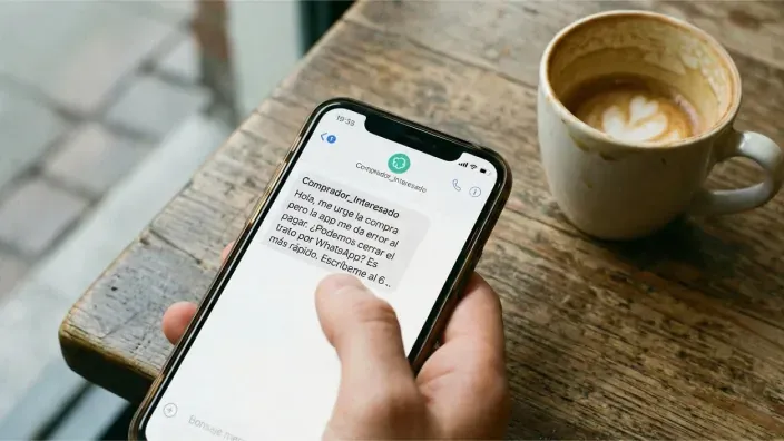 Mensaje de fraude en Wallapop: un comprador pide usar WhatsApp por un supuesto error en la aplicación.