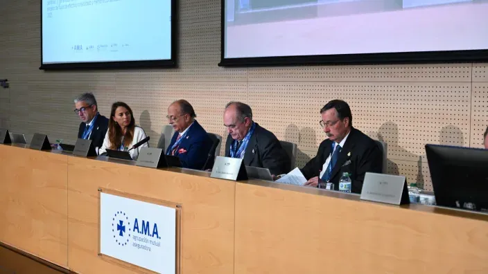 Mesa presidencial con varios ponentes durante un acto de AMA Seguros