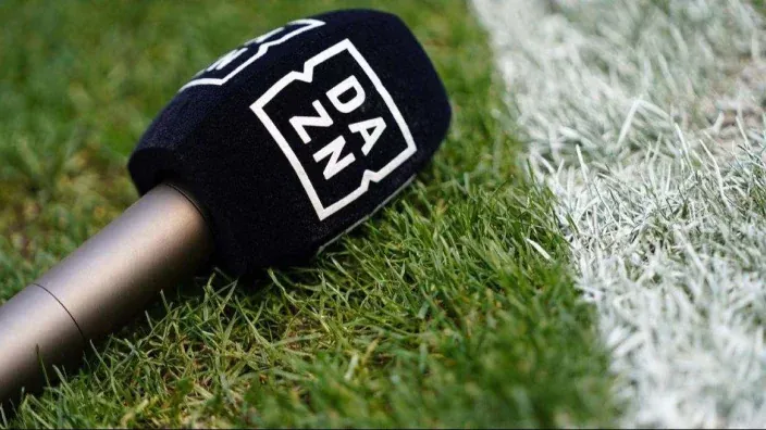 Microfono de DAZN sobre el cesped de un campo de futbol