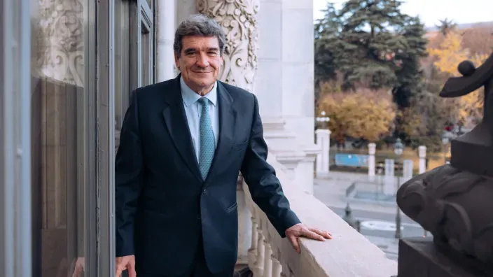 Ministro de Economía y presidente del Banco de España posando en el edificio institucional en Madrid.