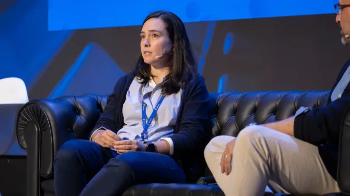 Miriam Robredo, de Telefónica, participando en un coloquio sobre tecnología y telecomunicaciones.