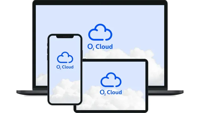 Móvil, tablet y portátil mostrando el servicio O2 Cloud sobre un fondo de nubes
