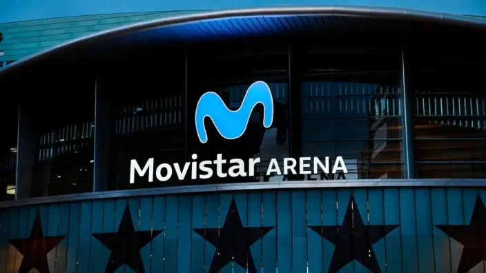 Fachada exterior del edificio Movistar Arena con el logotipo corporativo iluminado.