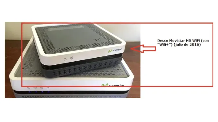 Dos descodificadores inalámbricos de Movistar Plus sobre sus cajas de cartón para televisión digital en el hogar.