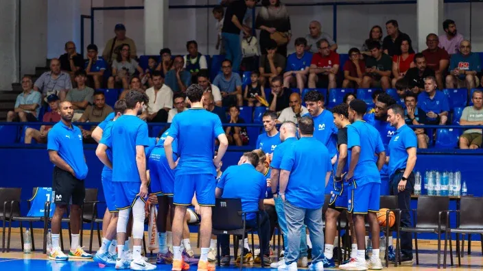 Jugadores del Movistar Estudiantes durante un tiempo muerto en la Primera FEB