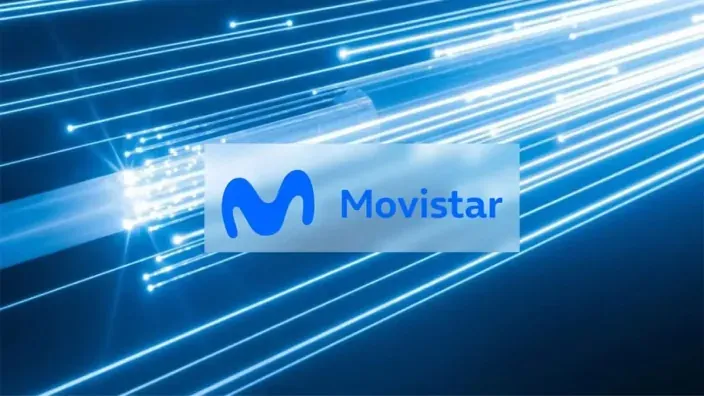 Logotipo de Movistar sobre fondo de fibra óptica azul para representar la velocidad de internet y conectividad.