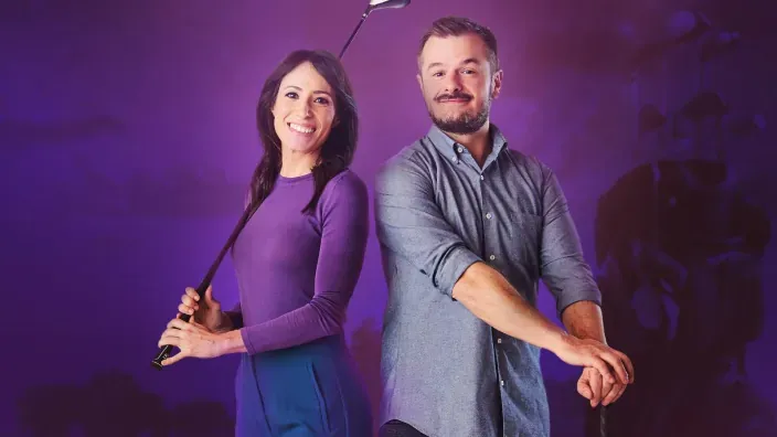 Presentadores de golf con palos posando ante un fondo púrpura para promocionar contenidos deportivos en Movistar Plus+.