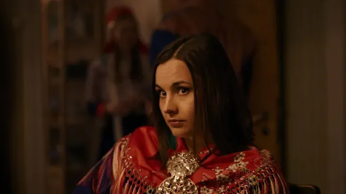 Actriz de la serie La gran boda sami con vestimenta tradicional.