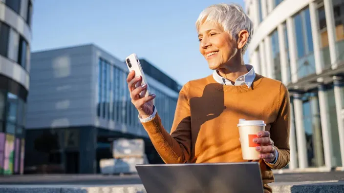 Mujer usando del seguro Markel para pymes en un entorno urbano.