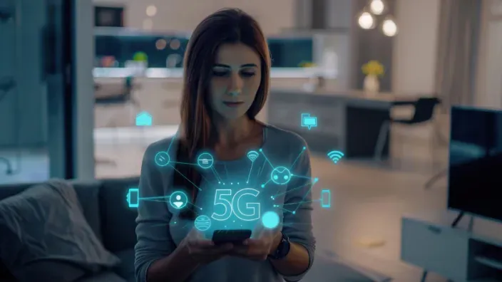 Mujer utilizando smartphone en casa controlando dispositivos IoT a través de red 5G.