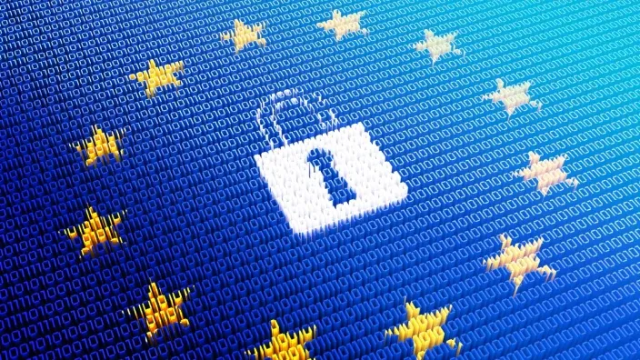Candado sobre bandera de la Unión Europea en código binario para representar la ciberseguridad y protección de datos.