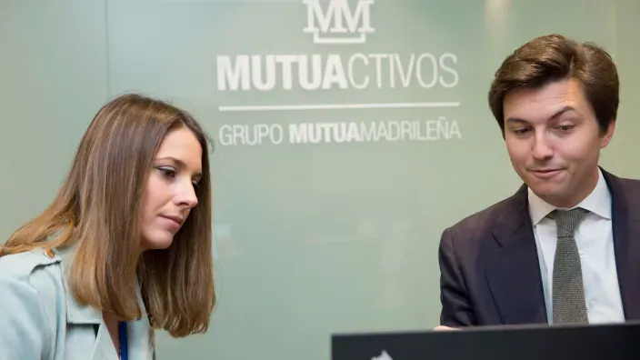 Asesores financieros de Mutuactivos ofreciendo asesoramiento personalizado sobre fondos de inversión y planes de pensiones.