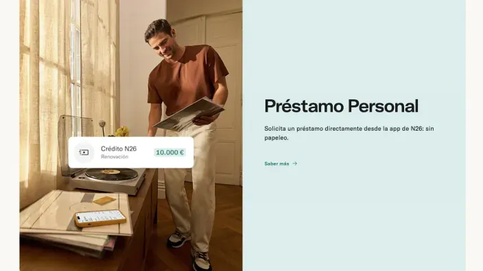 Hombre elige vinilos junto a una oferta de préstamo personal de N26 con hasta 10.000€.