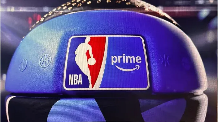 Logotipo de la NBA y de Amazon Prime Video impresos en un balón de baloncesto oficial.