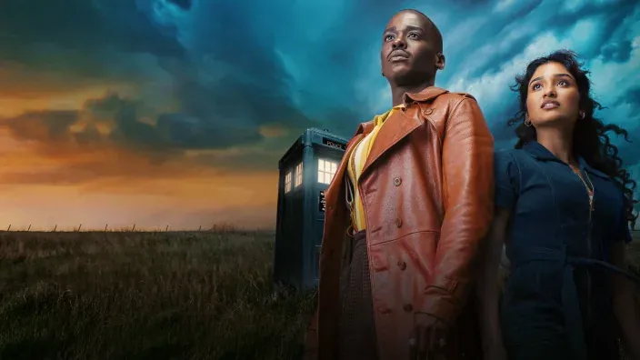 El Decimoquinto Doctor (Ncuti Gatwa) y su compañera Ruby Sunday junto a la TARDIS en la nueva temporada de Doctor Who.