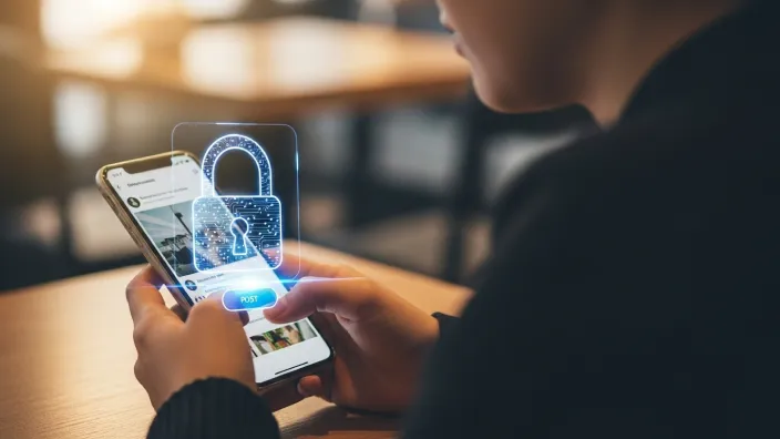Usuario en su smartphone con un icono de candado digital, simbolizando la protección de datos y la ciberseguridad