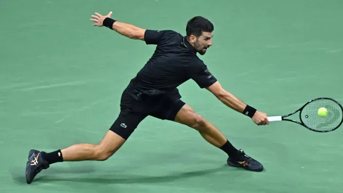Novak Djokovic devolviendo una pelota en un partido de tenis en Shanghái.