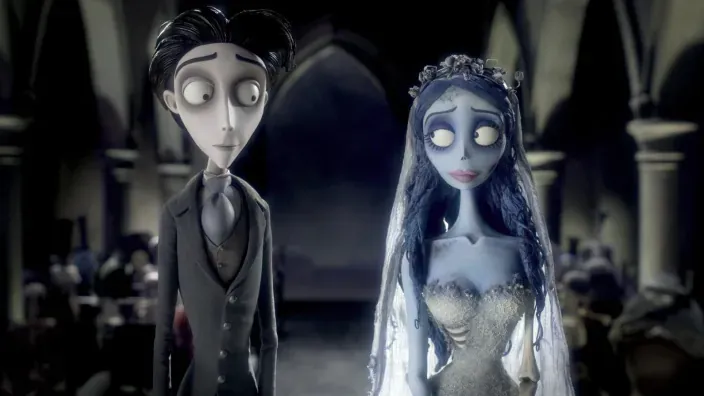 Los protagonistas Victor y Emily en el altar, en una escena de la película de animación de Tim Burton La Novia Cadáver.