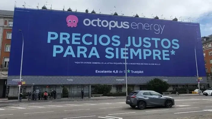 Lona desplegada por Octopus Energy en Madrid con el lema “Precios justos siempre”.