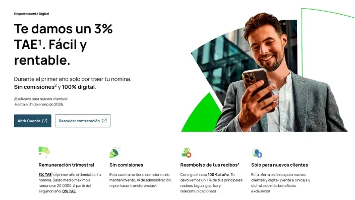 Hombre sonriente contrata la Requetecuenta Digital de Unicaja, una cuenta online remunerada al 3% TAE.