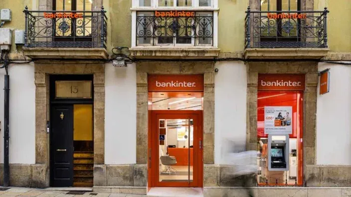Exterior de una oficina de Bankinter en Avilés.
