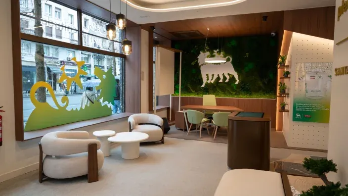 Interior de una oficina de Plenitude con elementos decorativos y logotipos de la marca